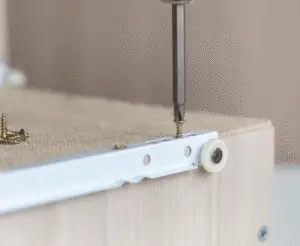 Montaż mebli – przykręcanie prowadnicy szuflady | FJTS Kraków